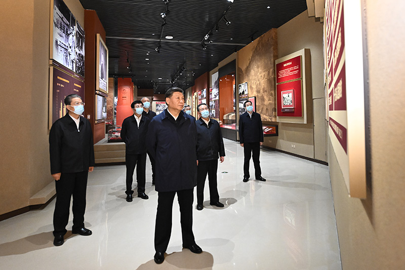 10月27日,中共中央总书记、国家主席、中央军委主席习近平带领中共中央政治局常委李强、赵乐际、王沪宁、蔡奇、丁薛祥、李希,瞻仰延安革命纪念地。这是习近平等在延安革命纪念馆,参观《伟大历程——中共中央在延安十三年历史陈列》。