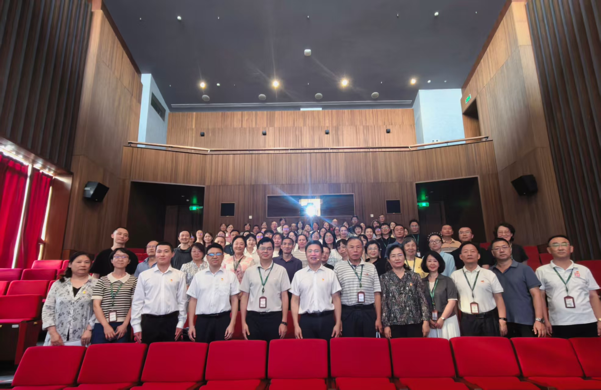 离退休人员党委开展“歌声中的党史 — 历史回声中的苦难辉煌”